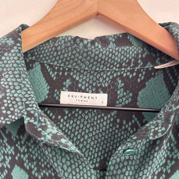 Equipment Ombre Snakeskin Button Up Silk Blouse Size S Green - Picture 6 of 6
